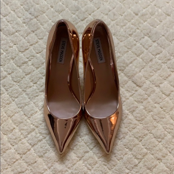 Steve Madden Shoes - Steve Madden rose gold Daisie pump size 9